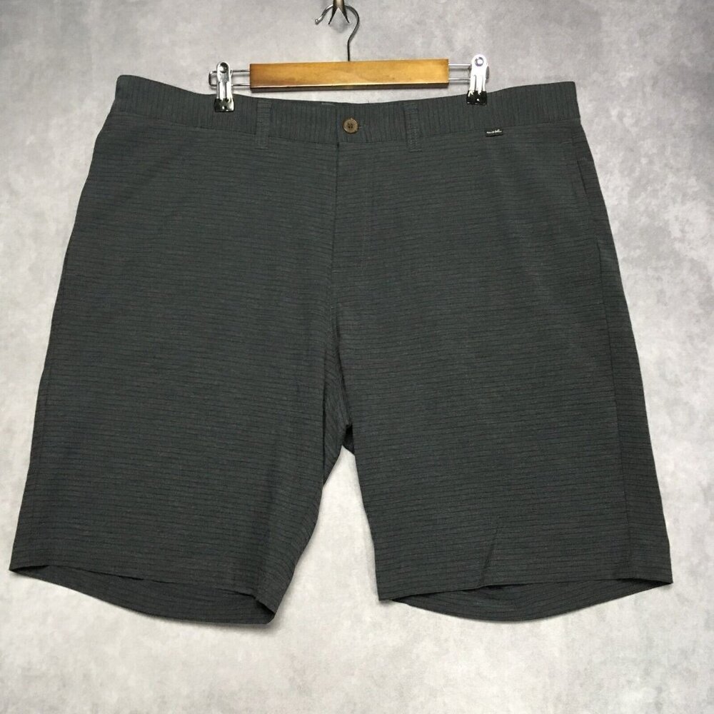 Travis Mathew Mens Golf Shorts size 40 Gray Striped Flat Front Poly Stretch